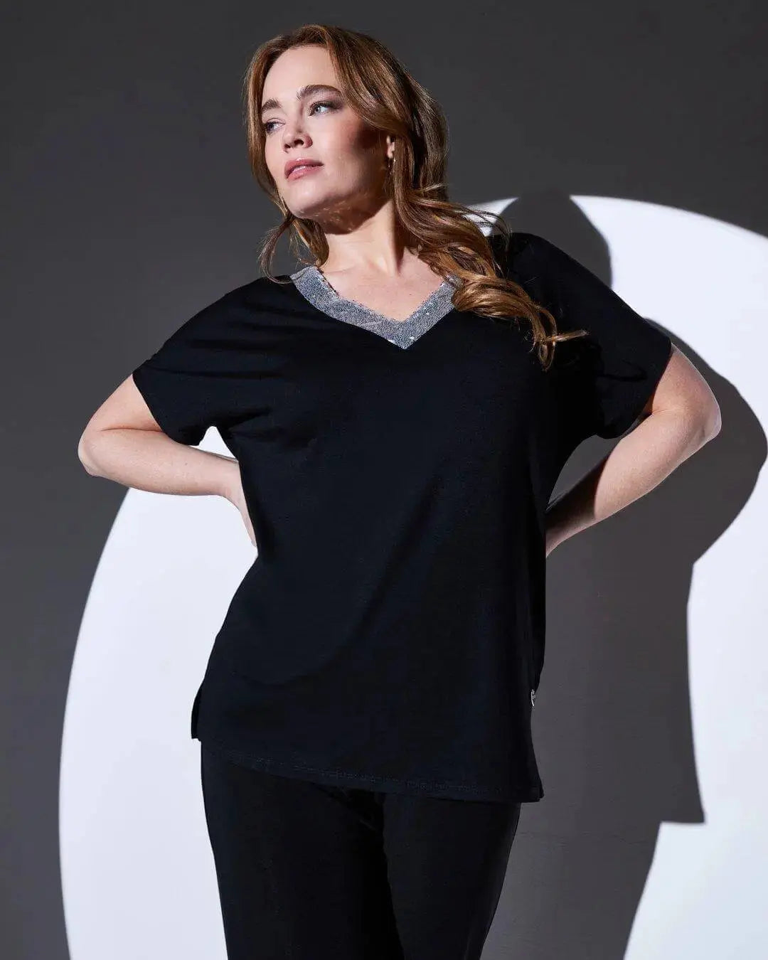 T-shirt kimono in jersey di viscosa elasticizzata con scollo a V con paillettes BLACK DORABELLA PIU' XXXL