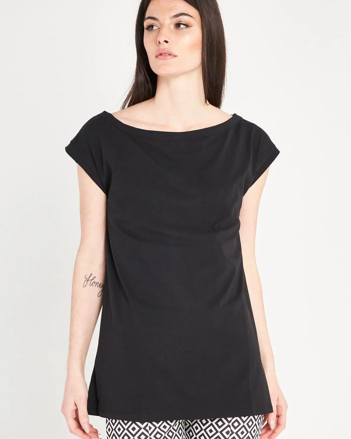 T-shirt scollo a barca NERO IRONICA